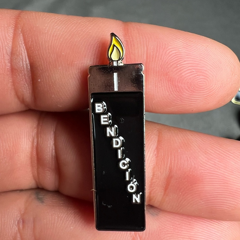 Bendición Black Enamel Pin